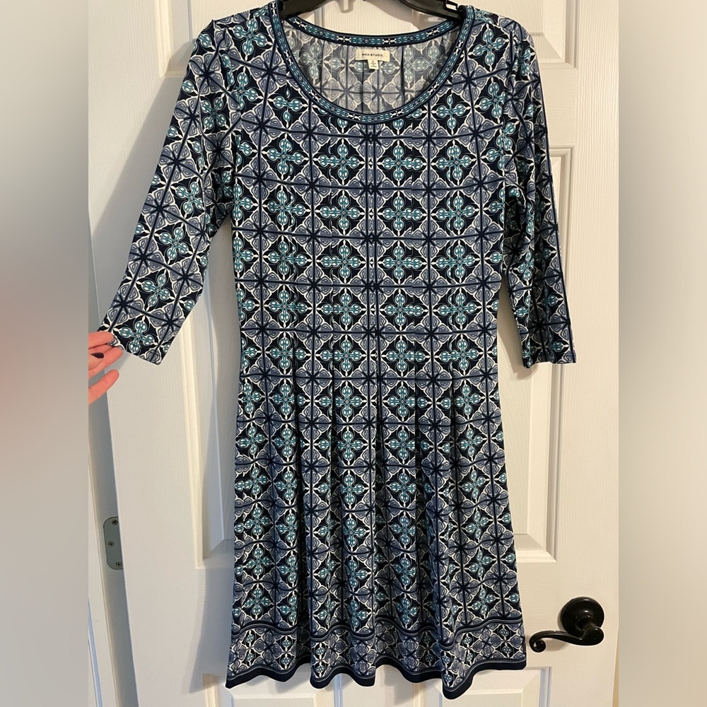 Medium weight stretchy dress. I’m a size 6 and 5’4”.